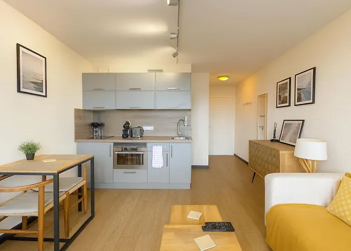 Beau Rénové, Balcon, Accès Plage, Piscine